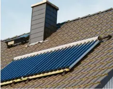  ?? Foto: dpa ?? Gerade im Herbst lässt sich eine Solarwärme­anlage gut ausnutzen. Man kann sein Haus sogar mit Absicht etwas „überheizen“.