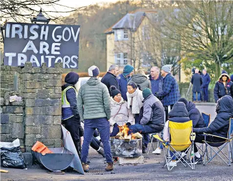  ?? ?? Demonstrat­ors at the entrance to the Racket Hall hotel in Roscrea, Co Tipperary