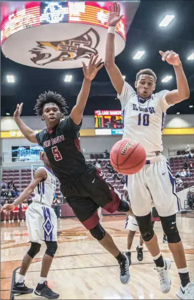  ?? Joe Dempsey/Special to News-Times ?? Wildcats' ball: El Dorado's Daniel Gafford contests the shot attempt by Pine Bluff's Kendrick Thorn, who loses the ball out of bounds. The Wildcats pummeled the Zebras 84-42 Saturday in the semifinals of the 6A State Basketball Tournament at Lake...