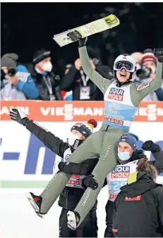  ?? FOTO: IMAGO/CHRISTIAN WALGRAM ?? Kamil Stoch feiert mit seinen Teamkolleg­en den Sieg.