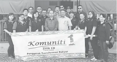  ??  ?? AHLI rombongan K1M Zon 18 Labuan merakamkan gambar kenangan bersama Almain, Swady serta para pegawai Jabatan Penerangan Sabah di Restoran Kota Belud Bypass.