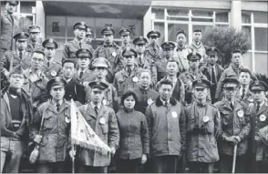  ??  ?? 拿旗子的是李正義領隊，中間四位年歲較大者為­天祥營區管理員，前排最左是筆者。