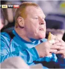  ??  ?? Por estar comiendo le costo la chamba a Wayne Shaw.