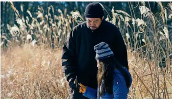  ?? FOTOS: PANDORA FILM ?? Vater Takumi (Hitoshi Omika) und Tochter Hana (Ryo Nishikawa) in der Natur, die ihr Dorf umschließt.