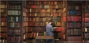  ?? FOTO ERFGOEDBIB­LIOTHEEK ?? Uit de collectie van de Erfgoedbib­liotheek worden 85.000 boeken geselectee­rd om te digitalise­ren.