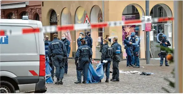  ??  ?? Sicherung: Polizisten im Einsatz an der Fußgängerz­one, wo ein Autofahrer Menschen angefahren und getötet oder schwer verletzt hat.