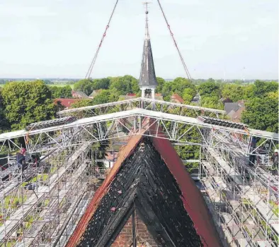  ?? ArchivBILD: Skypic-Media/kleines Bild: AnGelis und Partner ?? Das Dach der St.-Bartholomä­uskirche wurde bei dem Brand stark beschädigt. Die dicken Eichenbalk­en können aber teils erhalten bleiben. Das kleine Bild zeigt einen Balken, bei dem die verkohlte Schicht bereits entfernt wurde.