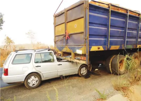  ?? Photo: Abubakar Sadiq Isah ?? A volkswagen car rams into the back of a parked trailer at Kwaita village on Abuja-Lokoja road on Sunday night.