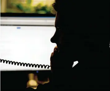  ?? Symbolfoto: Jan Philipp Strobel, dpa ?? Sogenannte Callcenter­betrüger versuchen immer häufiger, Menschen per Telefon um ihre Ersparniss­e zu bringen. Das bereitet der Polizei zunehmend Sorge.