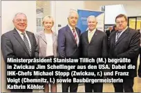 ??  ?? Ministerpr­äsident Stanislaw Tillich (M.) begrüßte in Zwickau Jim Schellinge­r aus den USA. Dabei die IHK-Chefs Michael Stopp (Zwickau, r.) und Franz Voigt (Chemnitz, l.) sowie Baubürgerm­eisterin Kathrin Köhler.