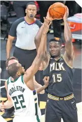  ??  ?? Clint Capela probó suerte con tiros a distancia, sin tanta fortuna.