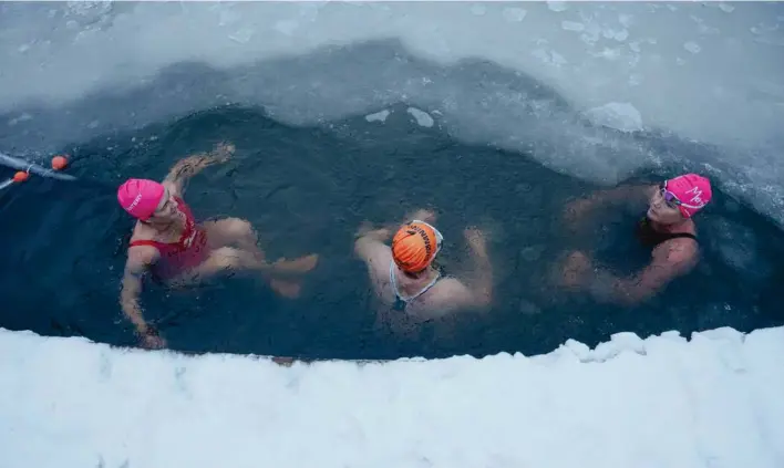  ?? ?? Trine Ørnstrup Dahl (tv.) med Ellen Milo (mf.) og Lene Nørbage (th.), der blandt andet har svømmet en såkaldt ”ice mile” – 1,6 kilometer i havvand på 5 grader eller lavere. Fotos: Kasper Heden