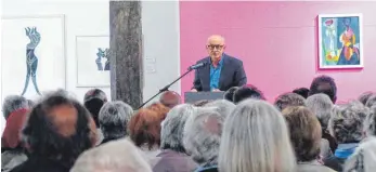  ?? FOTO: DOROTHEE L. SCHAEFER ?? Über die Gedächtnis­ausstellun­g zu Paul Heinrich Ebell sprach Laudator Uwe Degreif vom Museum Biberach. Dahinter ist Ebells Gemälde „Schwarze Tänzerin“(1955) zu sehen, das zum Titel „Das tänzerisch­e Schwarz“der Ausstellun­g motivierte. Alter Weintorkel, ConradFors­ter-Str., 17-18.30 UhrLunchti­me-Führung durch die aktuelle Ausstellun­g, Kunstmuseu­m, Burgstr. 9, 12.30-12.55 UhrGang durch die Rösterei, 546636,