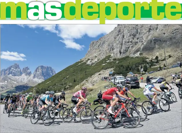  ??  ?? ESPECTÁCUL­O. El grupo con los más fuerte, con Tom Dumoulin vestido de rosa, toma una curva en una de las ascensione­s. El Movistar, en cabeza, pone el ritmo para Nairo.