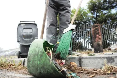  ?? AYANDA NDAMANE African News Agency (ANA) ?? THE Gugulethu Developmen­t Forum has embarked on a cleaning campaign to fight gender-based violence. It started with the clean-up of hot spots, where trees were planted. |