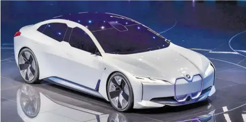  ?? BILD: SN/APA/AFP/TOBIAS SCHWARZ ?? Viertürige Studie i Vision Dynamics: So stellt sich BMW die elektrisch­e und autonome Zukunft vor.