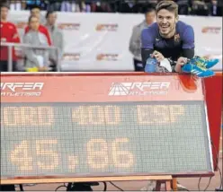  ??  ?? TRIUNFAL. Óscar Husillos, con su récord de España de 400 metros.