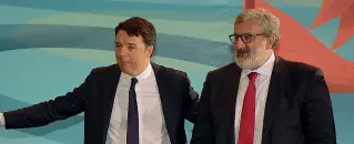  ??  ?? Il segretario pd Matteo Renzi e il governator­e Michele Emiliano