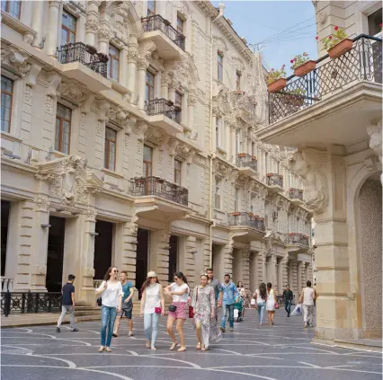  ??  ?? Reședințel­e-palat ale prosperilo­r comercianț­i de țiței din Baku, făcute să imite grandoarea europeană, mărginesco zonă pietonală din apropierea Pieței Fântânii.