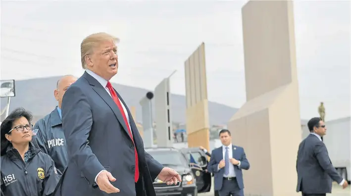  ?? AFP ?? Los muros. Trump en California, ayer, donde observó ocho modelos diferentes de muros para separar a su país de México. El viaje coincidió con el despido abrupto de su canciller.