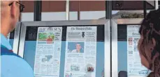  ?? FOTO: AFP ?? Mit einer groß angelegten Kampagne wehren sich Hunderte Zeitungen in den USA gegen die ständigen Angriffe von Präsident Trump.