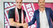  ?? INFOPRESS ?? Luca Cigarini, 35 anni, col patron della Reggiana Carmelo Salerno