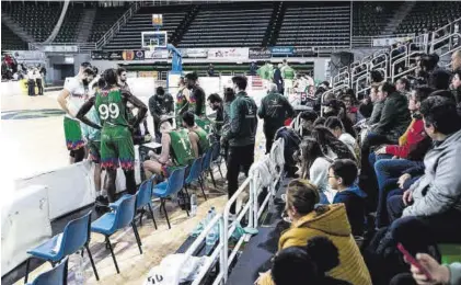  ?? JORGE VALIENTE ?? Los jugadores del Cáceres durante un tiempo muerto en el partido ante el Amics Castelló.