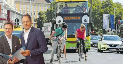  ??  ?? Befürchten Verkehrsch­aos auf Linker Wienzeile (oben): Andreas Dillinger und Rainer Trefelik von der Kammer.