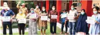  ?? RSUD FOR JAWAPOS ?? BAHAGIA: Pasien yang dinyatakan sembuh dari paparan Covid-19 diperboleh­kan pulang. Mereka dilepas oleh petugas medis dan Direktur RSUD Sidoarjo dr Atok Irawan (dua dari kiri belakang).