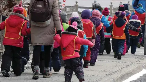  ?? JACQUES NADEAU LE DEVOIR ?? Les enfants pourraient sortir moins souvent de la garderie en raison d’une nouvelle interpréta­tion des règles portant sur les quotas enfants-éducatrice­s.