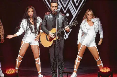  ?? Dave Rossman / Para el Houston Chronicle ?? En esta foto de archivo, el puertorriq­ueño Luis Fonsi canta durante una presentaci­ón en el Smart Financial Centre de Sugarland, en una de sus últimas visitas a Houston.