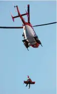  ?? Foto: dpa ?? Ein Helikopter fliegt den zuvor gestürz ten Amerikaner Steven Nyman in die Kli nik.
