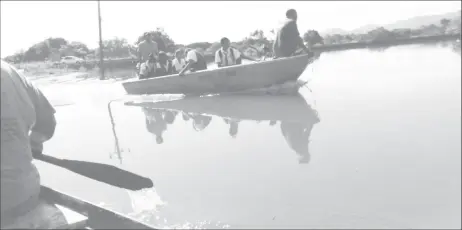  ?? (Photo courtesy of Erwin Thompson) ?? Students being shuttled between Lethem and St. Ignatius Village, via a boat belonging to the Lethem Policing Group, as sections of the area were yesterday inundated by water from the Takutu and Ireng rivers.