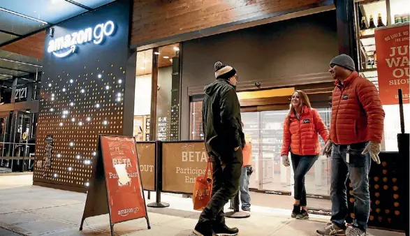  ?? JASON REDMOND/REUTERS ?? In Seattle, Amazon is testing a brick-and-mortar grocery store without lines or checkout counters.