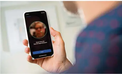  ?? FOTO: FRANZISKA GABBERT/DPA ?? Bei vielen neueren Modellen können Smartphone-Besitzer ihr Gerät mittels Fingerabdr­uck oder Gesichtser­kennung entsperren, anstatt ein Passwort oder einer PIN eingeben zu müssen. Doch auch solche biometrisc­hen Systeme können hinters Licht geführt werden.