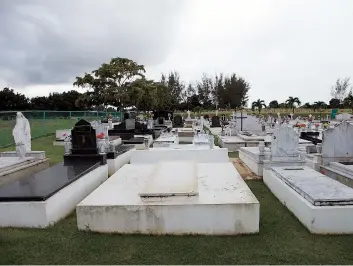 ?? Archivo ?? ENTRE EL 2013 Y EL 2014, 335 tarjas han sido robadas en incidentes separados en el Cementerio Monte Cristo Memorial Park en Aguadilla.