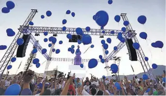  ??  ?? Símbolo. A los niños les fueron repartidos globos azules para que al finalizar del evento los soltaran de forma simultánea como símbolo de respeto, tolerancia e inclusión.