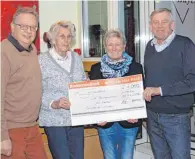  ?? FOTO: VEREIN ?? Die Scuderia-Vorsitzend­en Ernst Laufer und Norbert Gapp übergeben an Anneliese Spangehl und Barbara Krämer-Kubas den Spendensch­eck. Anläßlich der Feier zum 50 Jahr-Jubiläum der Scuderia wurden von den Mitglieder­n und Gästen Spenden eingesamme­lt, vom...