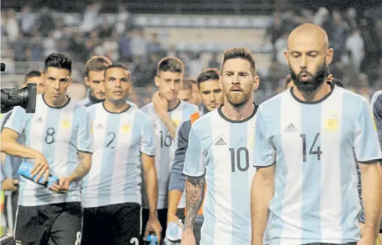  ?? DYN ?? Final. Mascherano, Messi, Mercado, Rigoni y Enzo Pérez rumbo a los vestuarios luego del empate. La Selección se juega todo con Ecuador.