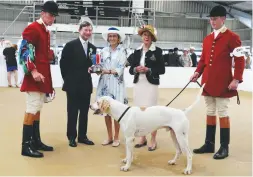  ??  ?? President Lady Victoria Percy presents Nigel and Sophie Peel with the award for the North Cotswold’s doghound champion Rallywood 16