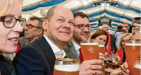  ?? Foto: Karl Josef Hildenbran­d, dpa ?? Wenigstens die Weizengläs­er sind im SPD Bierzelt in Vilshofen bestens gefüllt: Der kommissari­sche Parteichef Olaf Scholz und die bayerische SPD Vorsitzend­e Natascha Koh nen (ganz links) nutzen den Politische­n Aschermitt­woch vor allem dazu, in der...