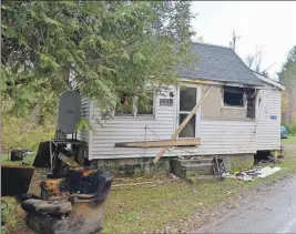  ?? LARRY POWELL ?? A man and a woman have been displaced by a fire early Saturday afternoon on Mill Road in Round Hill. A cat and a dog died at the scene despite attempts by firefighte­rs to revive the pets. An electric kitchen stove may be to blame for the fire, said...