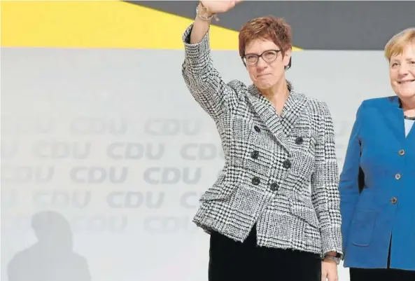  ?? Foto: Efe ?? La elegida secretaria general de la CDU, Annegret Kramp-karrenbaue­r, saluda junto a la canciller Angela Merkel durante el congreso.