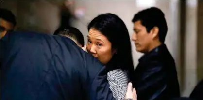  ??  ?? CAPTURA. Fotografía cedida por el diario Perú.21, de Keiko Fujimori en el momento de su detención.