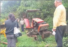  ??  ?? Josefina Aghemo observa un tractor. (foto gentileza)