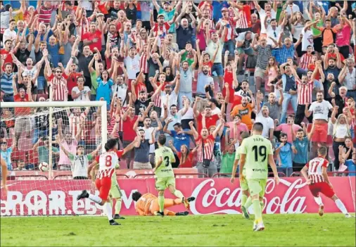  ??  ?? HÉROE LOCAL. Corpas le dio al Almería su primera victoria en Liga esta temporada en el minuto 88.