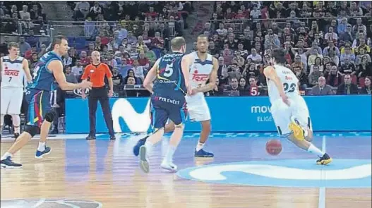  ?? . ?? Claro campo atrás de Llull. El base madridista traspasó la línea (no pintada) del centro de la pista, los árbitros no lo vieron y su pase posterior lo convirtió Randolph en un triple a 4,7s del final que condujo al Madrid a la prórroga