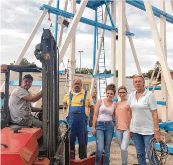  ?? Fotos: Marion Buk Kluger ?? Mit ihrem hölzernen Riesenrad hatten die Hörmanns einen Hit auf dem Plärrer. Jetzt wurde es abgebaut.