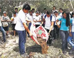  ??  ?? Interés. Los jóvenes mostraron interés por llevar las prácticas a sus hogares y compartirl­as con sus familias a través de los videos que hicieron.