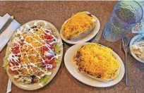  ?? ?? Cincinnati chili: levo je burrito, zgoraj je hot dog, spodaj so špageti. Verjemite na besedo.